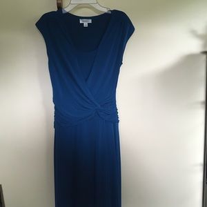 Knee length dress with short sleeves.